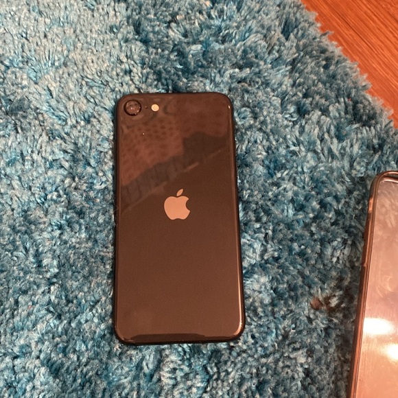 Cracked iPhone SE - Picture 6 of 9